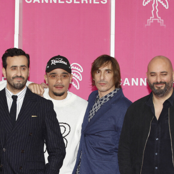 Géraldine Nakache, Jonathan Cohen, Laura Felpin, Natacha Lindinger, Sébastien Chassagne, Mister V, Thomas Scimeca, Jérôme Commandeur et Jonathan Lambert sur le pink carpet de la cérémonie de clôture de la 5ème saison du festival Canneseries le 6 avril 2022. © Denis Guignebourg / Bestimage 