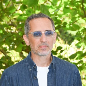 Gad Elmaleh au photocall du film "Reste un peu" lors du 15ème festival du film francophone de Angoulême, France, le 27 août 2022. © Coadic Guirec/Bestimage 