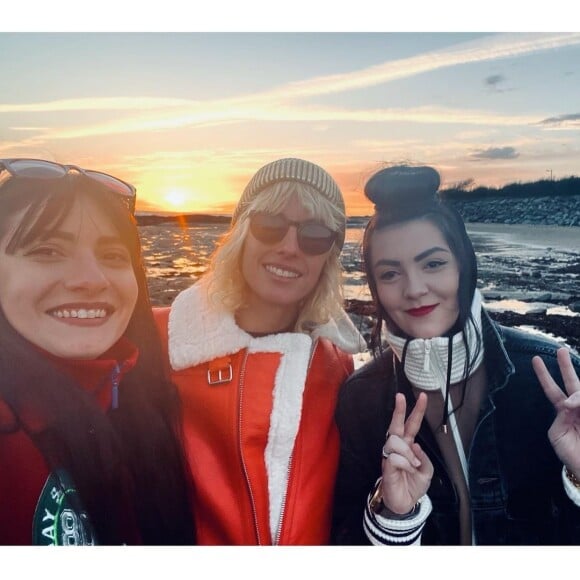 Sara Mortensen, Hoshi et la compagne de cette dernière sont très complices. Elles ont même un tatouage en commun.