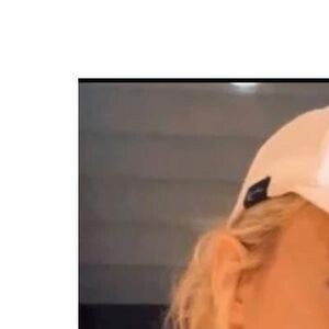 Sara Mortensen, Hoshi et la compagne de cette dernière sont très complices. Elles ont même un tatouage en commun.