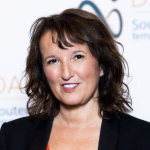 Anne Roumanoff - Photocall de la première édition "Les Coups de Coeur DAPAT" au théâtre Marigny à Paris. Le fonds de dotation DAPAT à pour mission prioritaire de lutter contre l'exclusion, l'isolement et la pauvreté des femmes en détresse et des mères SDF. Plus globalement, il entend favoriser l'insertion sociale et professionnelle ainsi que l'autonomie et la dignité de ces personnes, en proposant un parcours complet d'accompagnement pour la réinsertion dans la société et sur le marché du travail. © JB Autissier/Panoramic/Bestimage