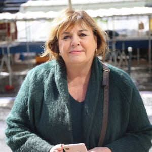 Michèle Bernier quitte les studios de RTL à Neuilly-sur-Seine.