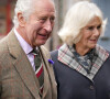 Le roi Charles III d'Angleterre et Camilla Parker Bowles, reine consort d'Angleterre, assistent à une réception pour remercier la communauté d'Aberdeenshire à Ballater (Ecosse) pour son organisation et pour leur soutien après le décès de la reine d'Angleterre. Le 11 octobre 2022. 