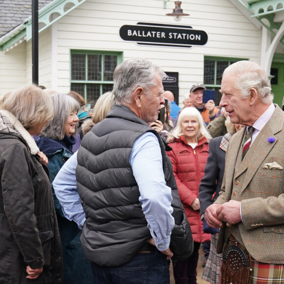 Le roi Charles III d'Angleterre et Camilla Parker Bowles, reine consort d'Angleterre, assistent à une réception pour remercier la communauté d'Aberdeenshire à Ballater (Ecosse) pour son organisation et pour leur soutien après le décès de la reine d'Angleterre. Le 11 octobre 2022. 