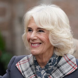 Le roi Charles III d'Angleterre et Camilla Parker Bowles, reine consort d'Angleterre, assistent à une réception pour remercier la communauté d'Aberdeenshire à Ballater (Ecosse) pour son organisation et pour leur soutien après le décès de la reine d'Angleterre. Le 11 octobre 2022. 