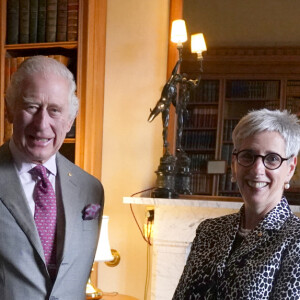 Le roi Charles III d'Angleterre reçoit Linda Dessau, gouverneur du Victoria, à Balmoral, le 5 octobre 2022. 