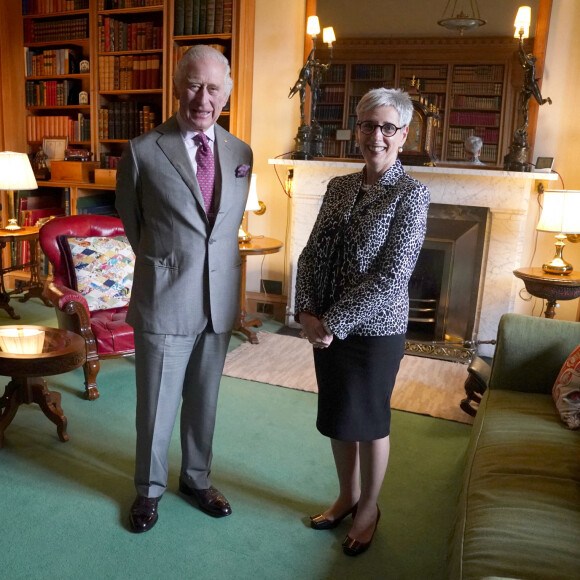 Le roi Charles III d'Angleterre reçoit Linda Dessau, gouverneur du Victoria, à Balmoral, le 5 octobre 2022. 