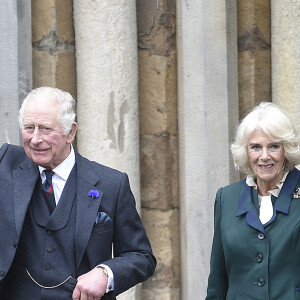 Le roi Charles III d'Angleterre et Camilla Parker Bowles, reine consort d'Angleterre, visitent l'abbaye de Dunfermline, Écosse, Royaume Uni, le 3 octobre 2022, pour marquer son 950ème anniversaire, après avoir assisté à une réunion à la City Chambers pour marquer officiellement l'attribution du statut de ville à l'ancienne ville. Le 3 octobre 2022. 