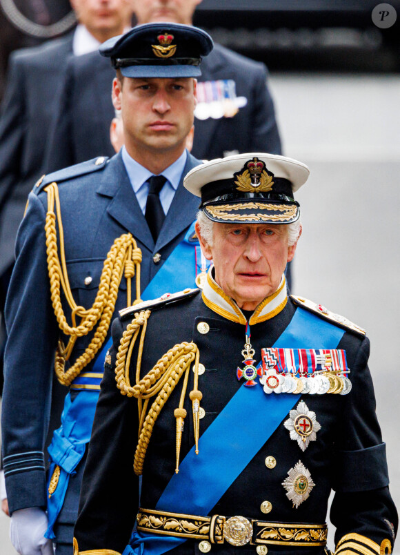 Le roi Charles III d'Angleterre et le prince de Galles William - Arrivées au service funéraire à l'Abbaye de Westminster pour les funérailles d'Etat de la reine Elizabeth II d'Angleterre. Le 19 septembre 2022 