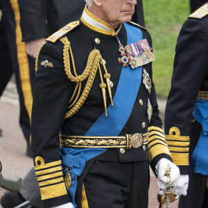 Le roi Charles III d'Angleterre - Procession pédestre des membres de la famille royale depuis la grande cour du château de Windsor (le Quadrangle) jusqu'à la Chapelle Saint-Georges, où se tiendra la cérémonie funèbre des funérailles d'Etat de reine Elizabeth II d'Angleterre. Windsor, le 19 septembre 2022