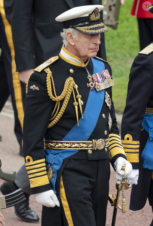 Le roi Charles III d'Angleterre - Procession pédestre des membres de la famille royale depuis la grande cour du château de Windsor (le Quadrangle) jusqu'à la Chapelle Saint-Georges, où se tiendra la cérémonie funèbre des funérailles d'Etat de reine Elizabeth II d'Angleterre. Windsor, le 19 septembre 2022