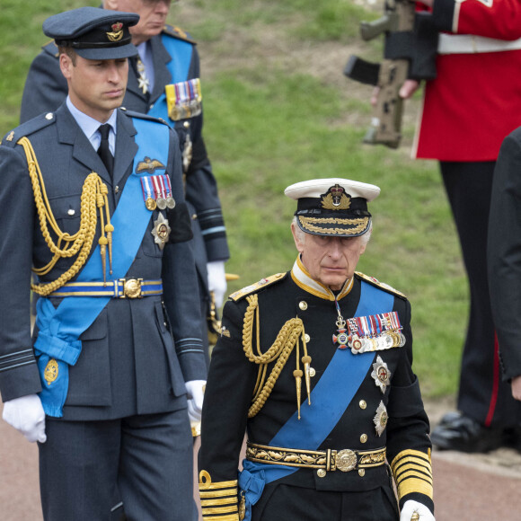 Le prince William, prince de Galles, Le roi Charles III d'Angleterre - Procession pédestre des membres de la famille royale depuis la grande cour du château de Windsor (le Quadrangle) jusqu'à la Chapelle Saint-Georges, où se tiendra la cérémonie funèbre des funérailles d'Etat de reine Elizabeth II d'Angleterre. Windsor, le 19 septembre 2022