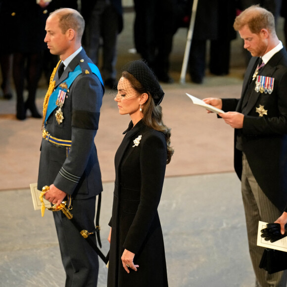 Le prince de Galles William, Kate Catherine Middleton, princesse de Galles, le prince Harry, duc de Sussex, Meghan Markle, duchesse de Sussex - Intérieur - Procession cérémonielle du cercueil de la reine Elisabeth II du palais de Buckingham à Westminster Hall à Londres. Le 14 septembre 2022 