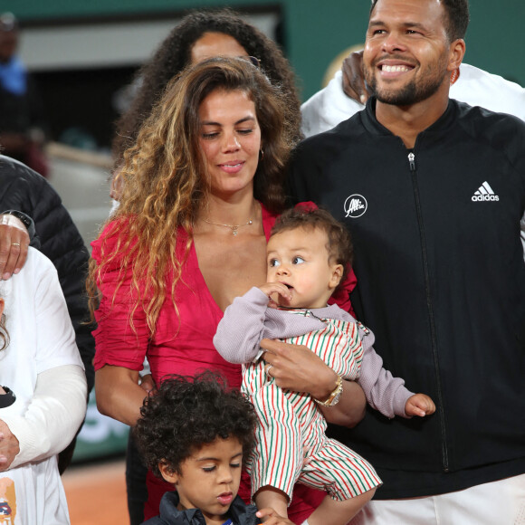 Jo-Wilfried Tsonga avec sa femme Noura El Shwekh et leurs enfants - Jo-Wilfried Tsonga reçoit le trophée de la FFT pour l'ensemble de sa carrière et fait ses Adieux après sa défaite lors des Internationaux de France de Tennis de Roland Garros 2022 - Jour 3. A Paris le 24 Mai 2022. © Bertrand Rindoff/Bestimage