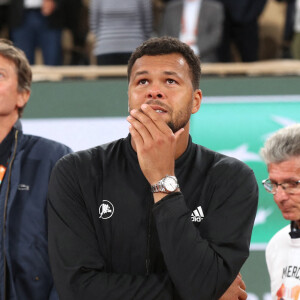 Jo-Wilfried Tsonga reçoit le trophée de la FFT pour l'ensemble de sa carrière et fait ses Adieux après sa défaite lors des Internationaux de France de Tennis de Roland Garros 2022 - Jour 3. A Paris le 24 Mai 2022. © Bertrand Rindoff/Bestimage