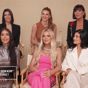 La famille Kardashian (Kendall, Kylie, Kris Jenner, Kim, Khloe et Kourtney Kardashian) sur le plateau de "E! News" à Los Angeles