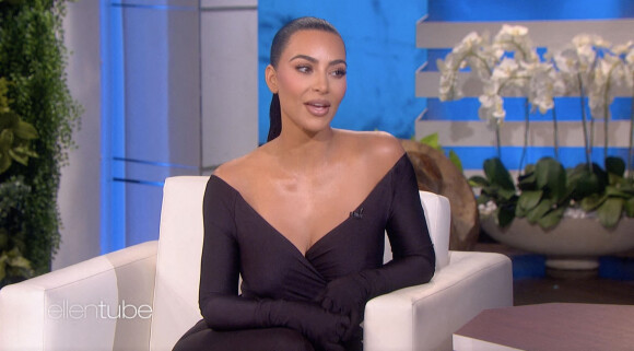 Kim Kardashian dit à Ellen DeGeneres qu'elle soutient la romance de sa soeur Kourtney et Travis Barker en déclarant : "J'aime leur relation", sur le Ellen Show 
