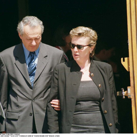 Jean-Marie Cavada et Elise Lucet aux funérailles de Simone Renard-Ente à Paris.