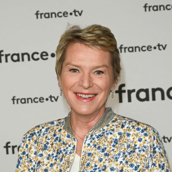 Elise Lucet au photocall pour la conférence de presse de rentrée de France TV à la Grande Halle de la Villette à Paris, France, le 6 juillet 2022. © Coadic Guirec/Bestimage