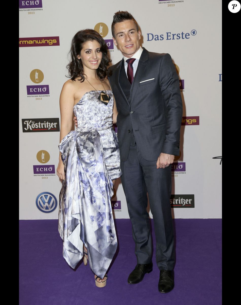 Katie Melua enceinte de son premier bébé elle dévoile son ventre bien
