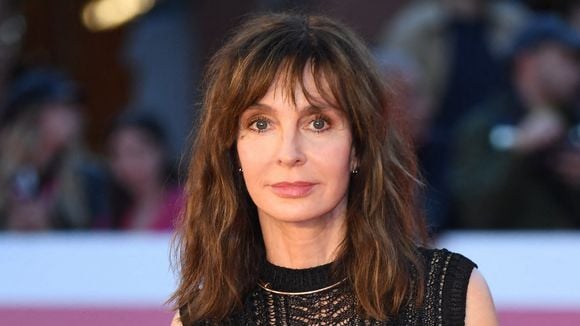 Anne Parillaud sensuelle : elle laisse transparaître ses sous-vêtements délicats à Rome