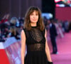 Anne Parillaud a fait une sublime apparition tout en transparence sur le tapis rouge de la soirée d'ouverture du 17ème Festival International du Film de Rome