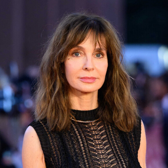 Anne Parillaud a fait une sublime apparition tout en transparence sur le tapis rouge de la soirée d'ouverture du 17ème Festival International du Film de Rome