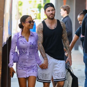 Exclusif - Christina Milian fait du shopping avec sa fille Violet et son mari Matt Pokora (M. Pokora) à Los Angeles le 6 avril 2022.