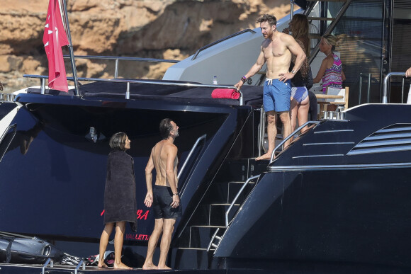 Exclusif - Le DJ français David Guetta et son ex-femme Cathy Guetta se retrouvent pour les vacances avec leurs enfants Tim et Angie et des amis sur un yacht à Ibiza, Espagne, le 15 août 2018.