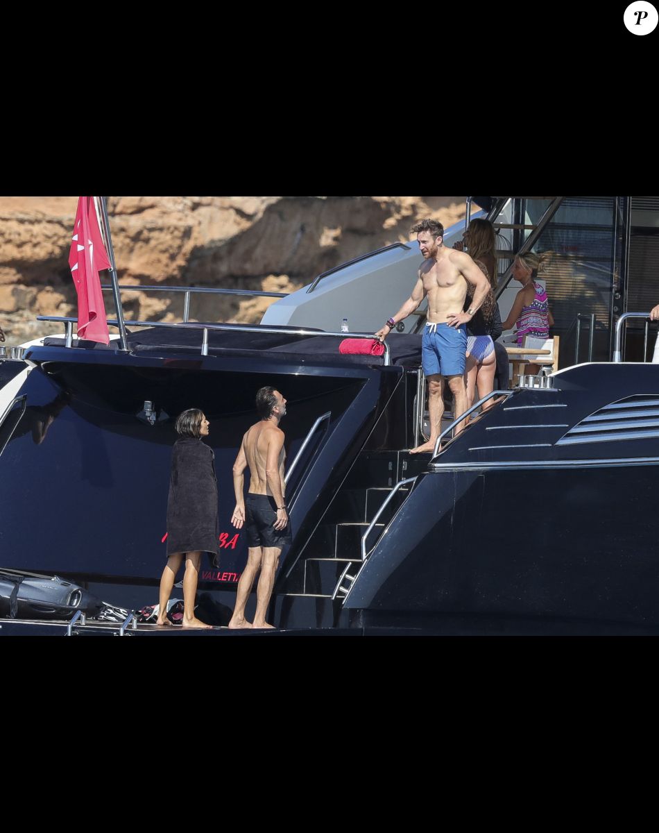 Exclusif - Le DJ français David Guetta et son ex-femme Cathy Guetta se retrouvent pour les vacances avec leurs enfants Tim et Angie et des amis sur un yacht à Ibiza, Espagne, le 15 août 2018.