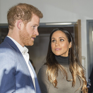 Le prince Harry et sa fiancée Meghan Markle visitent l'académie de Nottingham, le 1er decembre 2017. 