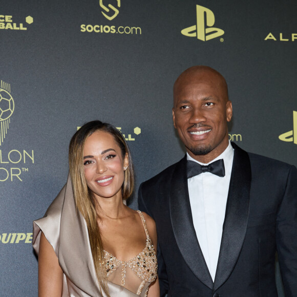 Didier Drogba et sa compagne Gabrielle Lemaire - Photocall de la 66ème cérémonie du Ballon d'Or au Théâtre du Chatelet à Paris le 17 octobre 2022. © Cyril Moreau/Bestimage