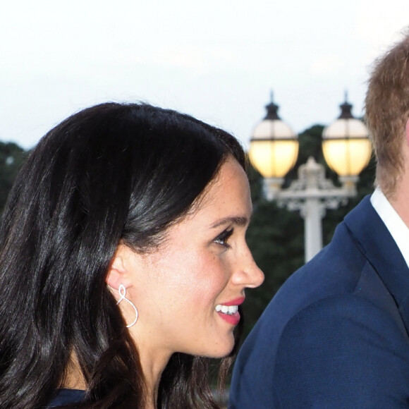 Le prince Harry, duc de Sussex, et Meghan Markle, duchesse de Sussex, sont accueillis par la Premiere ministre de Nouvelle-Zélande, Jacinda Ardern, au musée du mémorial de guerre d'Auckland, Nouvelle-Zélande, le 30 octobre 2018. 