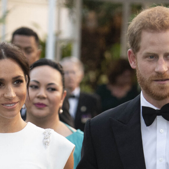 Le prince Harry, duc de Sussex, et Meghan Markle, duchesse de Sussex (enceinte) assistent officiellement à un accueil à la Maison consulaire de Tonga le premier jour de leur visite dans le pays, le 25 octobre 2018. 