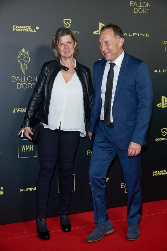Jean-Pierre Papin et sa femme Florence - Photocall de la 66ème cérémonie du Ballon d'Or au Théâtre du Chatelet à Paris le 17 octobre 2022. © Cyril Moreau/Bestimage