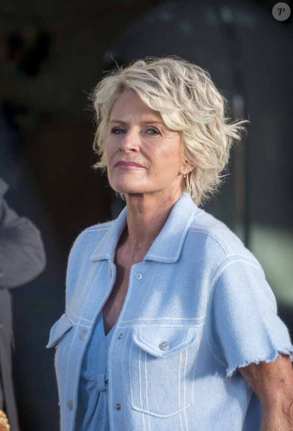 Sophie Davant sur le tournage de l'émission "Affaire conclue" aux Puces du Canal à Villeurbanne. Le 11 septembre 2022 © Sandrine Thesillat / Panoramic / Bestimage