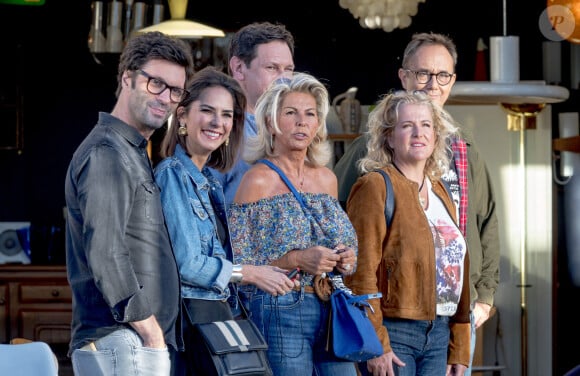 Caroline Margeridon et une partie de l'équipe sur le tournage de l'émission "Affaire conclue" aux Puces du Canal à Villeurbanne. Le 11 septembre 2022 © Sandrine Thesillat / Panoramic / Bestimage