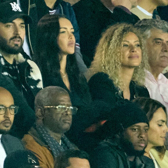 Nabilla Benattia et son mari Thomas Vergara - People au match de Ligue 1 Uber Eats "PSG -OM" au Parc des Princes à Paris le 16 octobre 2022. © Cyril Moreau/Bestimage