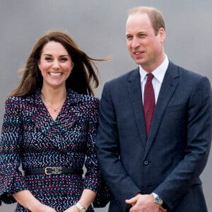 Le prince William, duc de Cambridge et Catherine Kate Middleton, duchesse de Cambridge rencontrent des jeunes fans de rugby sur le parvis des droits de l'homme au Trocadéro à Paris 