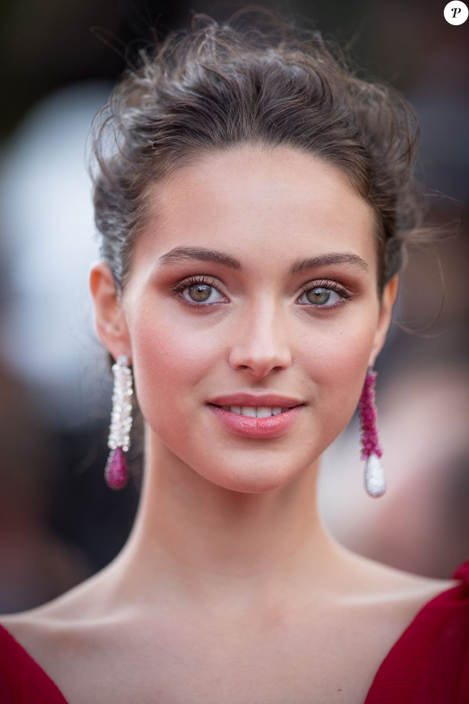 jenaye-noah-mont-e-des-marches-du-film-mise-mort-du-cerf-sacr-lors