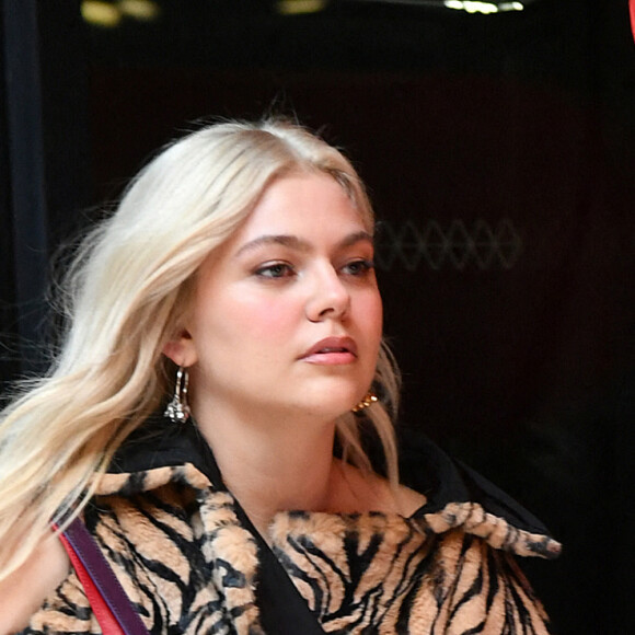 Exclusif - Louane ouvre le défilé prêt-à-porter automne hiver 2022 de Victoria/Tomas lors de la Fashion Week à Paris, le 1er mars 2022. © Veeren / Christophe Clovis / Bestimage 