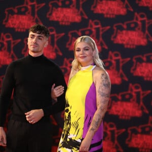 Florian Rossi et sa compagne Louane Emera lors de la 23ème édition des NRJ Music Awards 2021 au Palais des Festivals de Cannes, le 20 novembre 2021. © Dominique Jacovides/Bestimage 