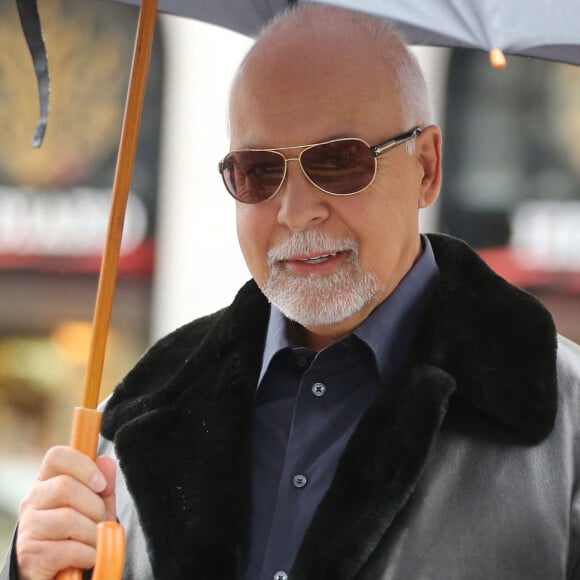 Rene Angelil, le mari de Celine Dion, brave la pluie parisienne pour aller se promener. Paris, le 23 novembre 2012 