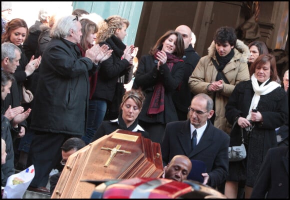 Giulia Salvatori, fille d'Annie Girardot, avec ses enfants Lola et Renato, lors des obsèques de sa mère en 2011