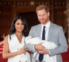 Le prince Harry et Meghan Markle, duc et duchesse de Sussex, présentent leur fils Archie dans le hall St George au château de Windsor le 8 mai 2019. 