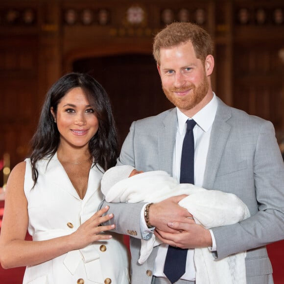 Le prince Harry et Meghan Markle, duc et duchesse de Sussex, présentent leur fils Archie dans le hall St George au château de Windsor le 8 mai 2019. 