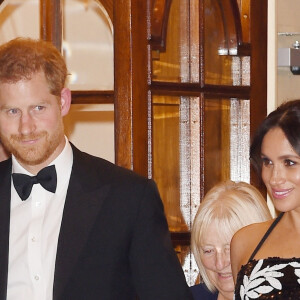 Le prince Harry, duc de Sussex, et Meghan Markle (enceinte), duchesse de Sussex quittent la soirée Royal Variety Performance à Londres le 19 novembre 2018. 