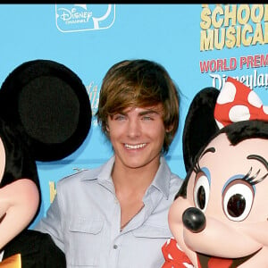 Zac Efron avec Mickey et Minnie - Première mondiale du film "High School Musical 2".