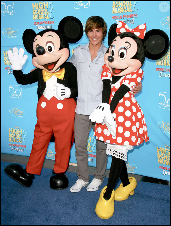 Zac Efron avec Mickey et Minnie - Première mondiale du film "High School Musical 2".