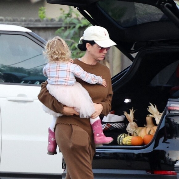 Exclusif - Katy Perry et sa fille Daisy sont allées chercher des citrouilles (pour Halloween) avec ses amis à Los Angeles, Californie, Etats-Unis, le 7 octobre 2022.